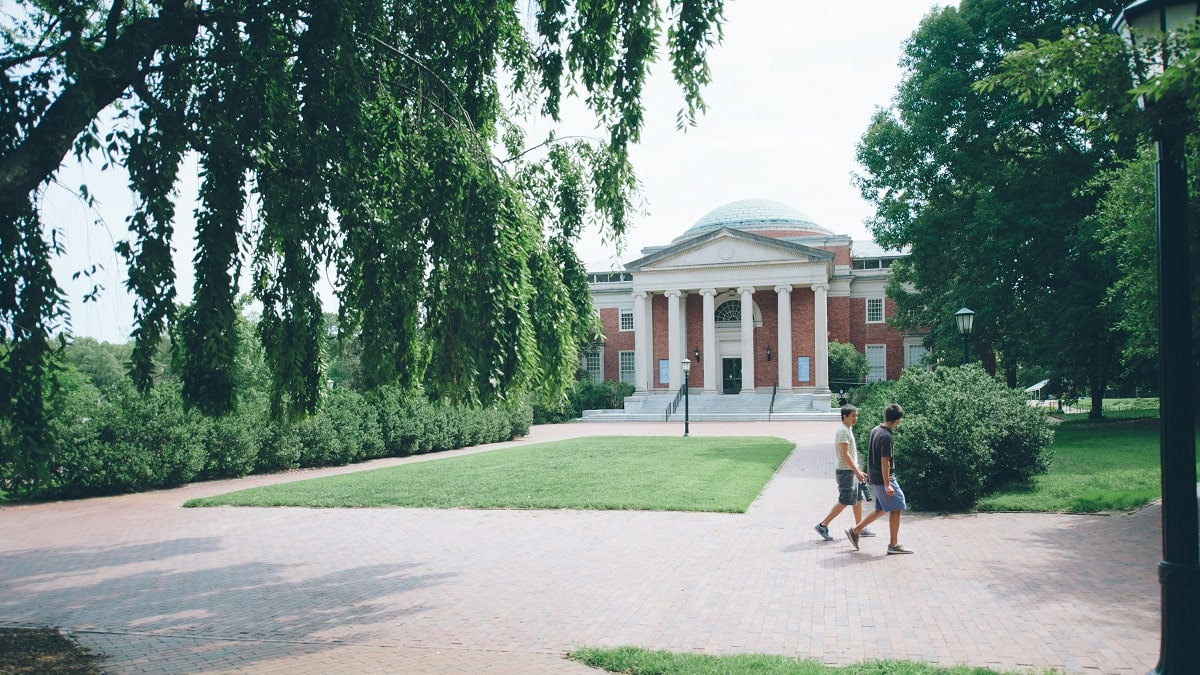 students walking at UNC Chapel Hill