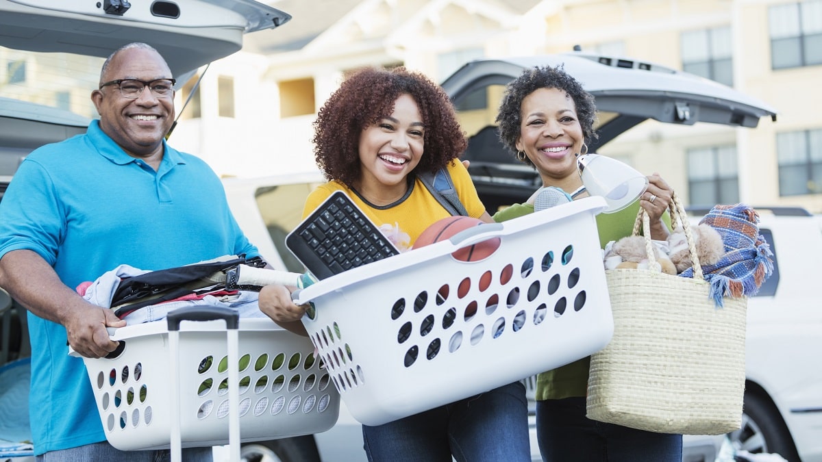 daughter and parents moving into dorm