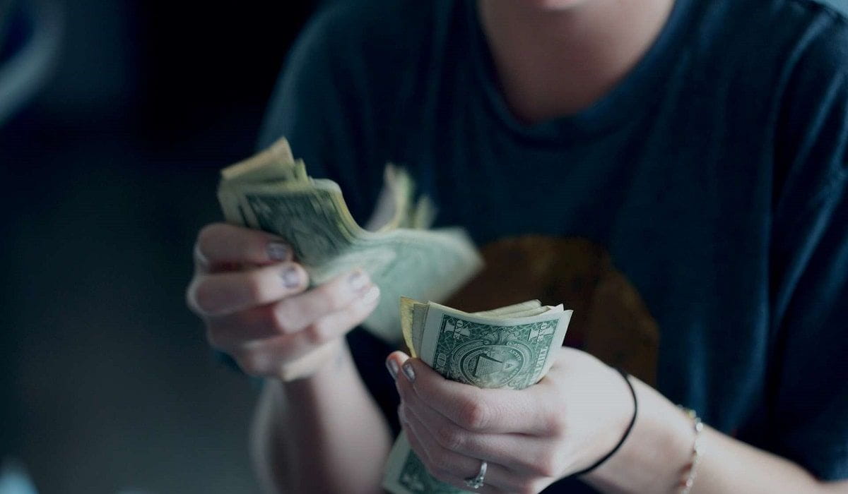 hands counting money for child allowance