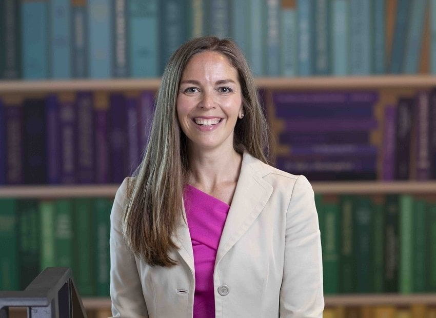 Robyn MacAlpine headshot